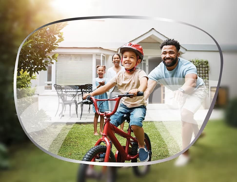 A family outdoors seen through an aura Natural Vision progressive lens